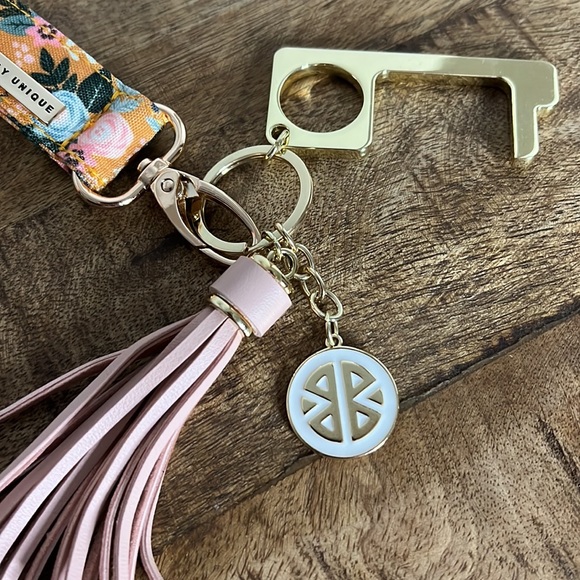 Touchless Door Opener Keychain - Picture 3 of 3